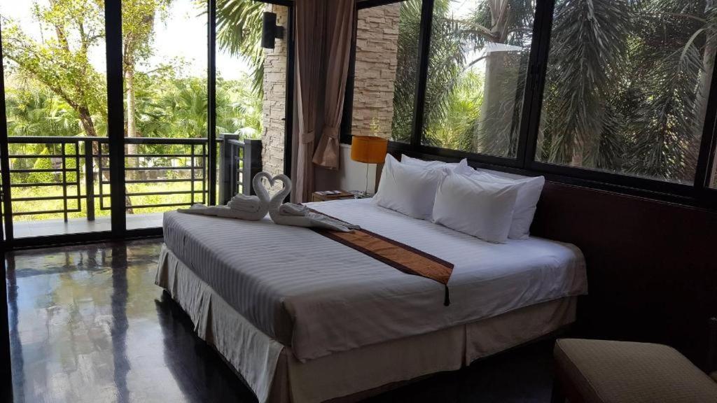 Suwan Golf & Country Club Hotel Nakhon Pathom Bagian luar foto