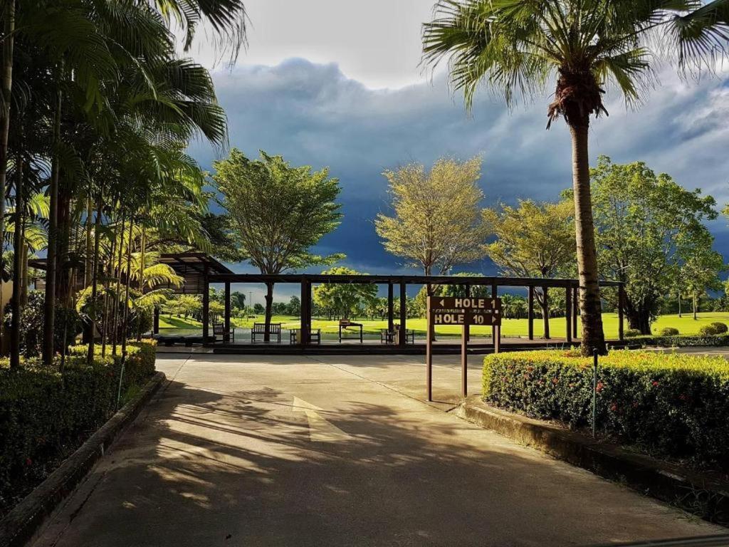 Suwan Golf & Country Club Hotel Nakhon Pathom Bagian luar foto