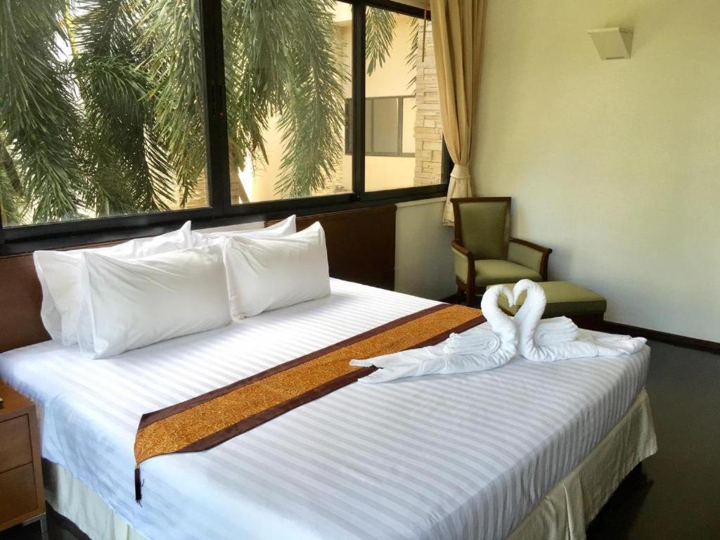 Suwan Golf & Country Club Hotel Nakhon Pathom Bagian luar foto