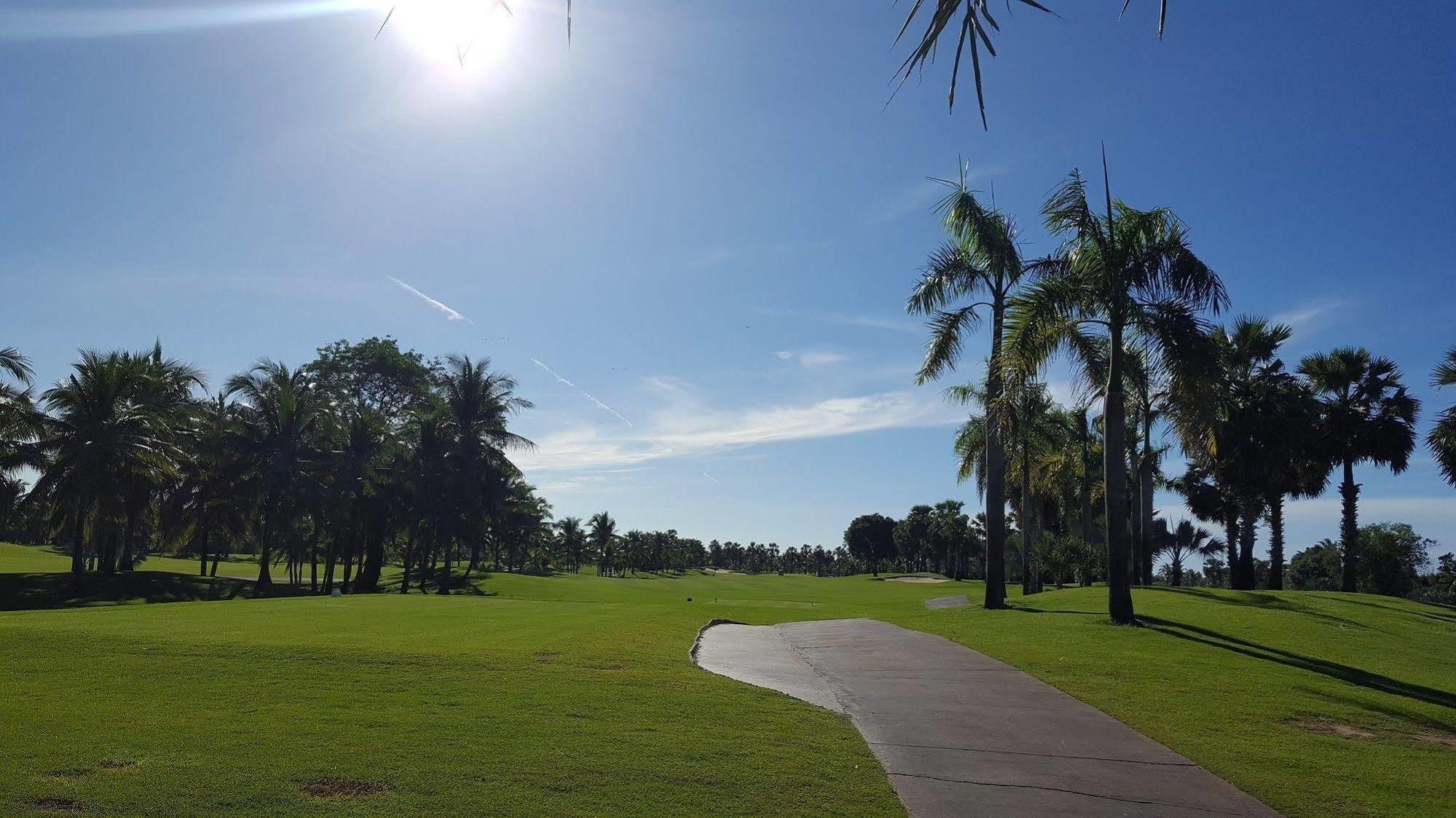 Suwan Golf & Country Club Hotel Nakhon Pathom Bagian luar foto