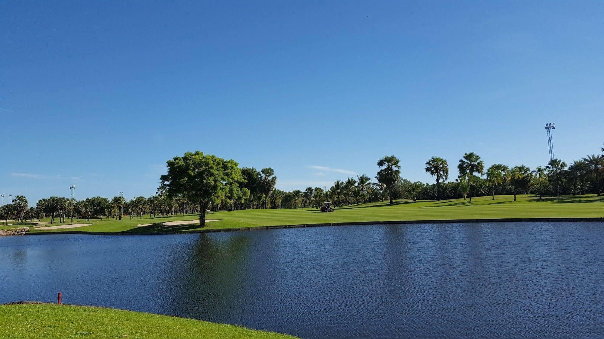 Suwan Golf & Country Club Hotel Nakhon Pathom Bagian luar foto