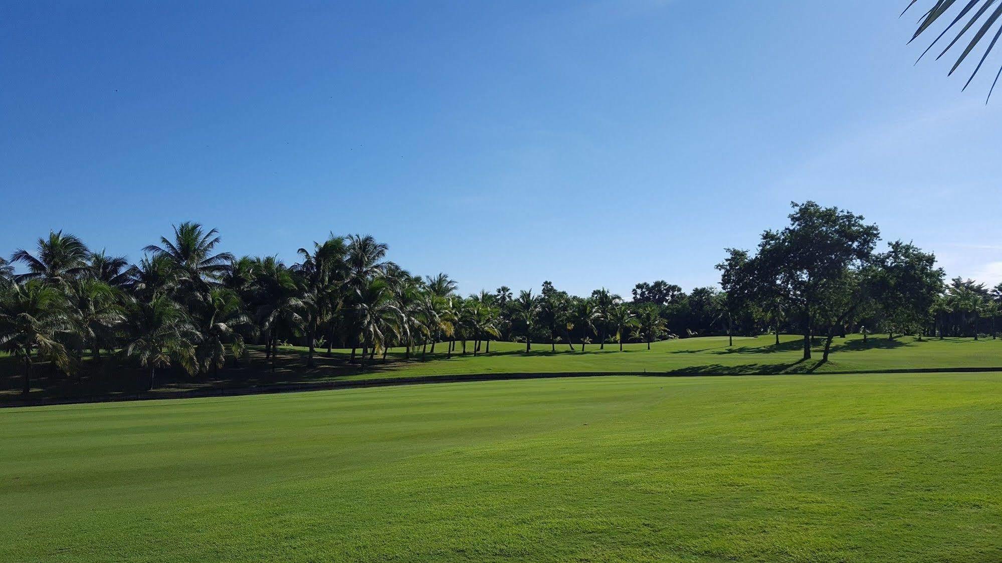 Suwan Golf & Country Club Hotel Nakhon Pathom Bagian luar foto