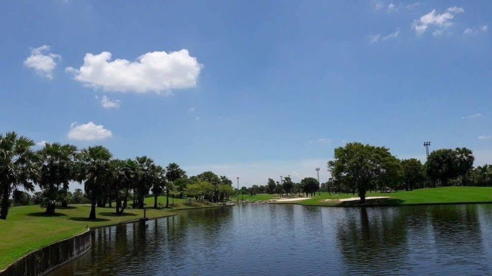 Suwan Golf & Country Club Hotel Nakhon Pathom Bagian luar foto
